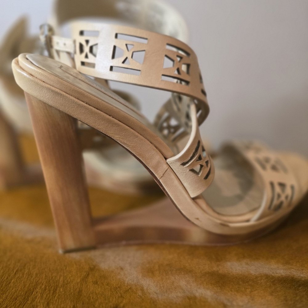 BCBGMAXAZRIA WEDGE SANDALS